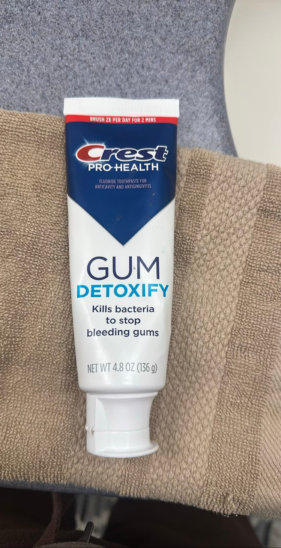 Crest Pro-Health Gum Detoxify Fluoride Toothpaste for Anticavity and Antigingivitis, 4.8 oz (136 g)